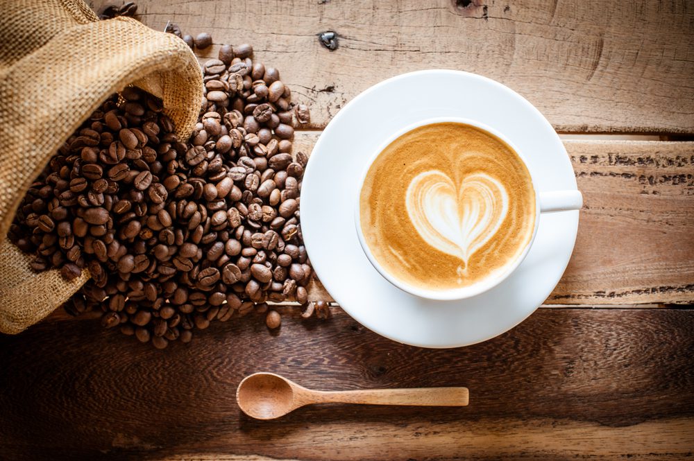 Kaffeebohnen und cremiger Cappuccino