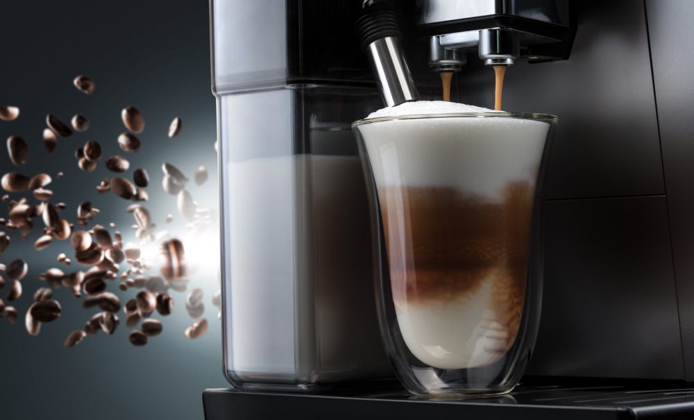 Latte Macchiato - Kaffeevollautomat mit Milchdüse und Milchtank